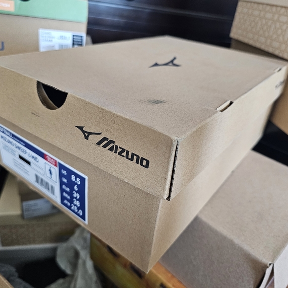 MIZUNO SWEEP 6 MID WOMEN'S METAL SOFTBALL CLEAT Tough and incredibly lightweight - Picture 7 of 16